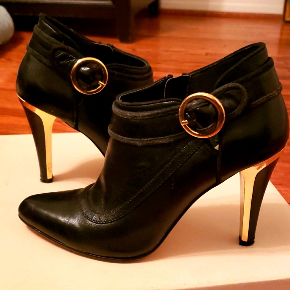 High heeled low cut boots